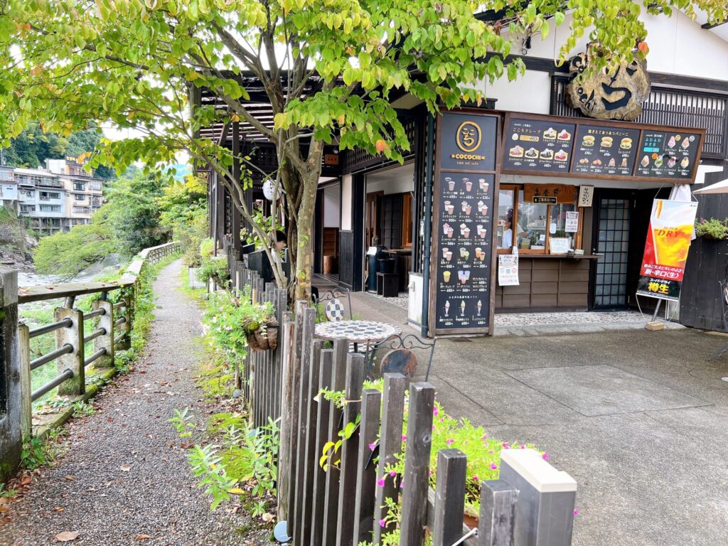 ここちカフェと吉田川の間にも通路があります