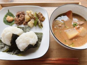 おにぎり定食1000円で豚汁と副菜が4種類ついていました。副菜は日替わりのようです。