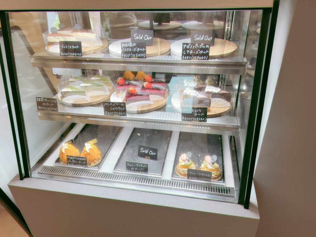 店内に入ってすぐ横のショーケースには色々なタルトがあります。