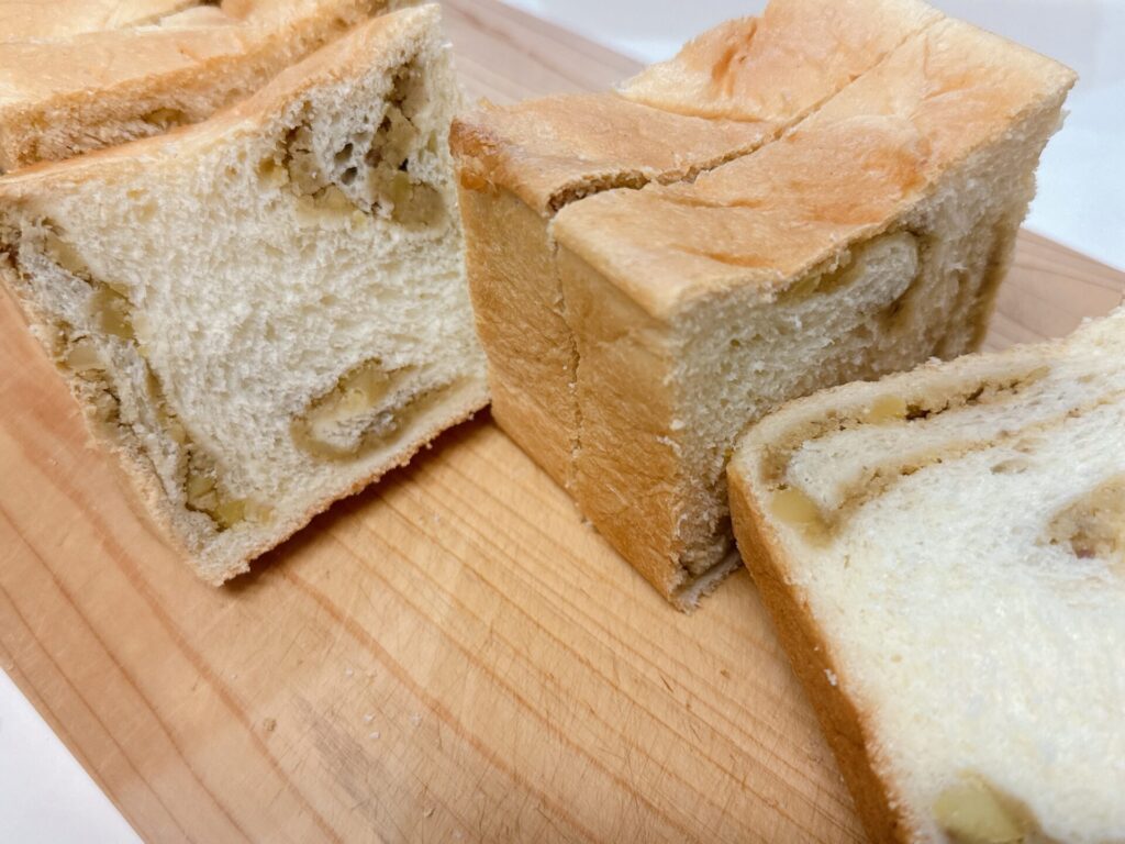 栗きんとん生食パンをカット。１つずつラップで包みいつでも冷凍出来る準備をします。