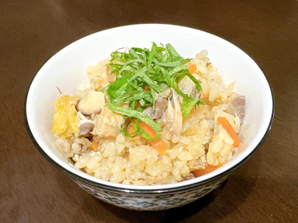 鯖缶の炊き込みご飯に大葉を散らして。