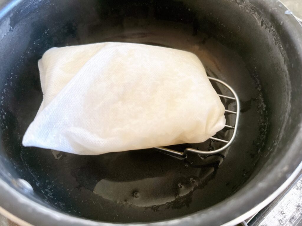 ごはんが炊ける炊飯袋で湯炊きした後、蒸らします。