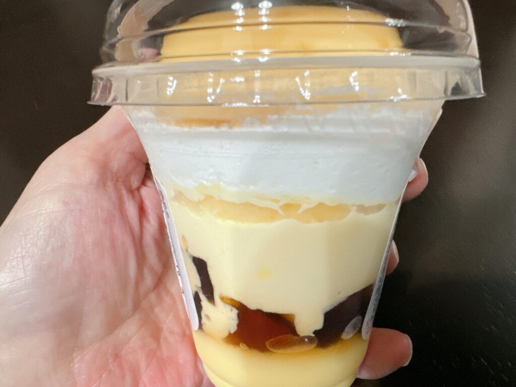 窯出しプリンのパフェの層は綺麗です