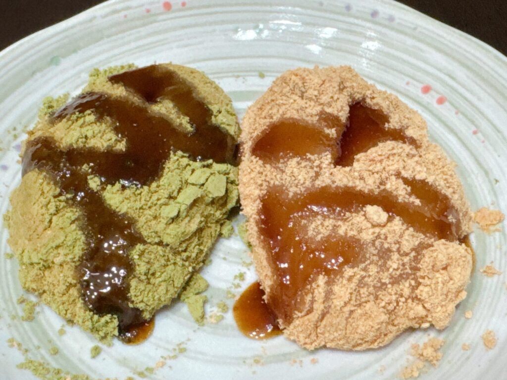 くちどけ生わらびもち　きな粉と抹茶に添付されてた黒蜜をかけて食べてみました。